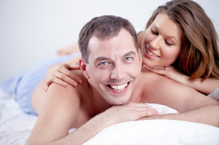 um homem e uma mulher na cama
